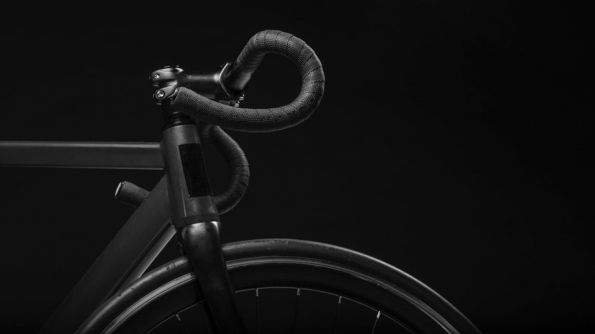 Черный матовый велосипед