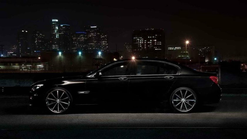 BMW 750 черный