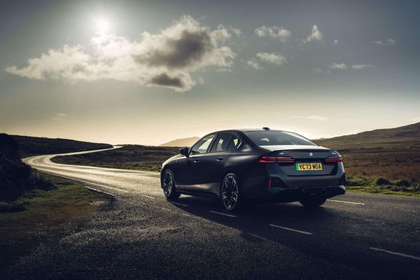 Белая бэха на рассвете