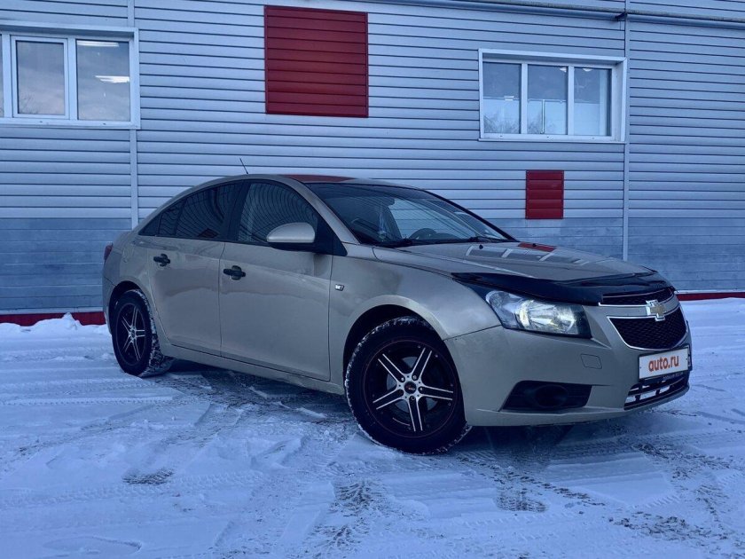 Шевроле Круз под машиной