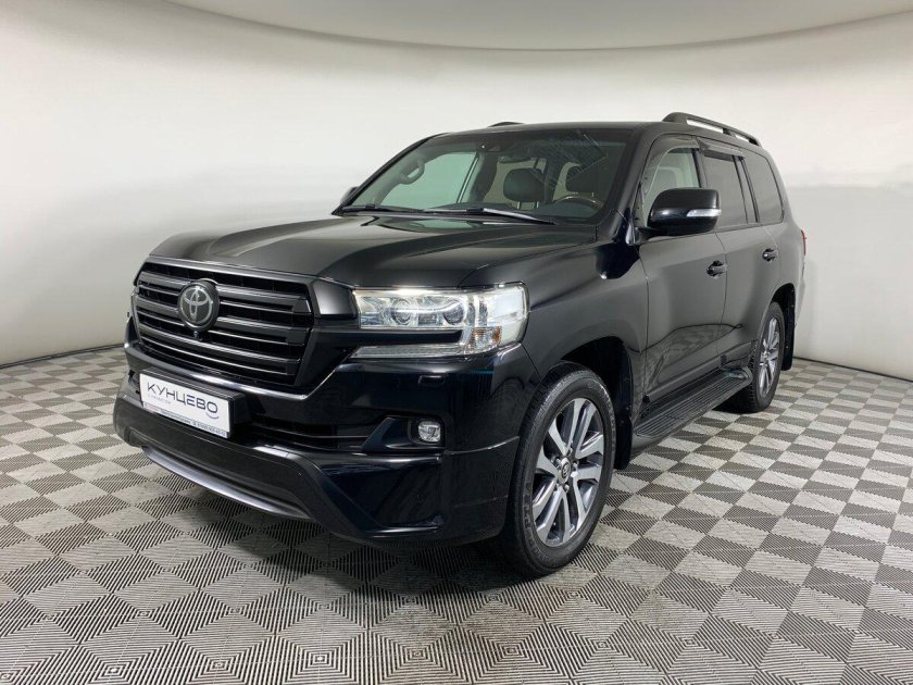 Черная тойота ленд крузер 200 2015