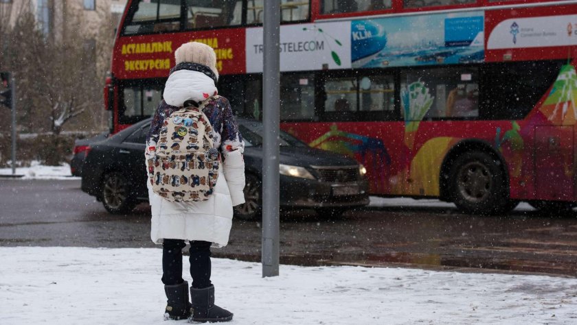 Дети на остановке