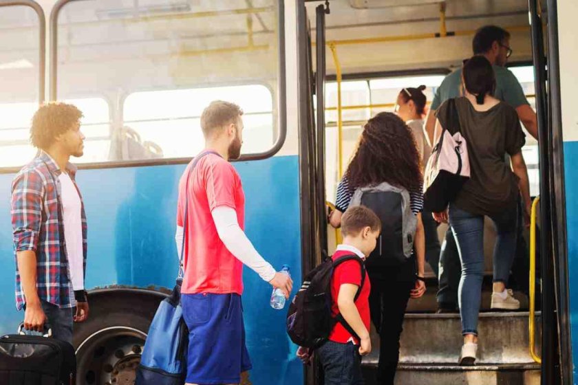 Пассажиры садятся в автобус