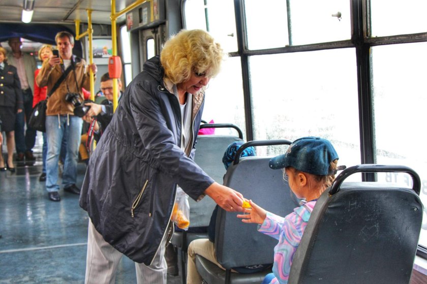 Школьники в общественном транспорте