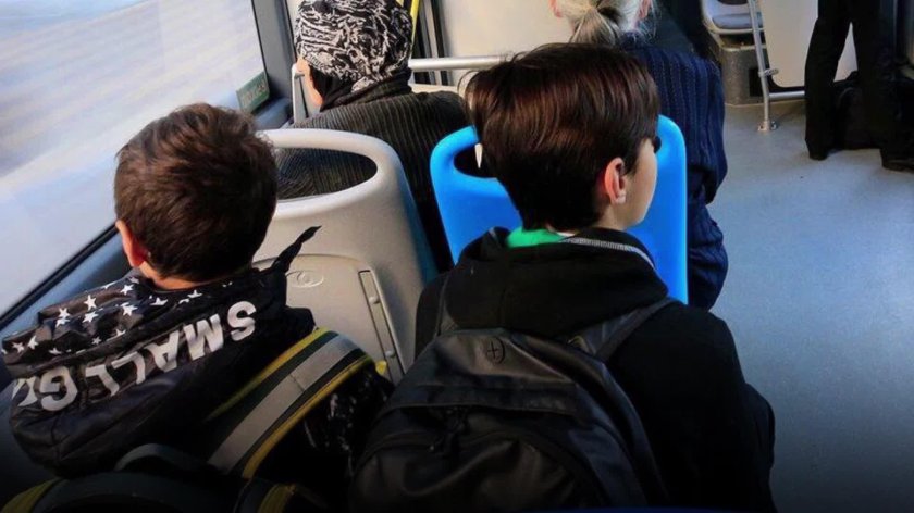 Школьники в автобусе