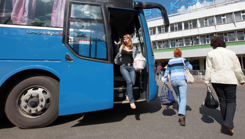 Выходить из автобуса