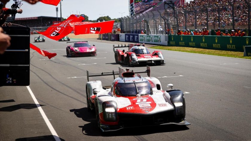 Toyota gr010 Hybrid winner 24h le mans, Buemi/Hirakawa/Hartley (2022)