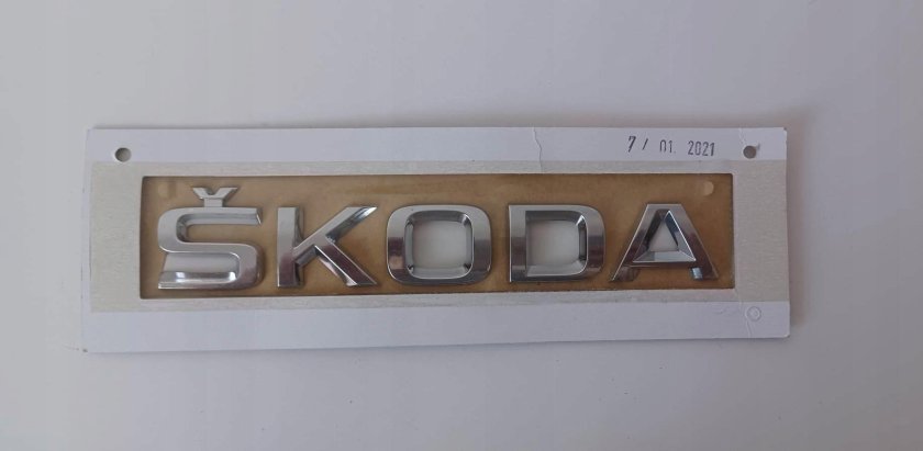 Надпись Шкода на крышке багажника