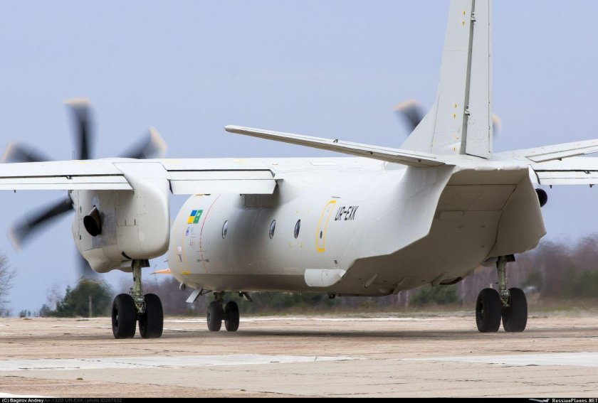 Ан 26 военно транспортный самолет