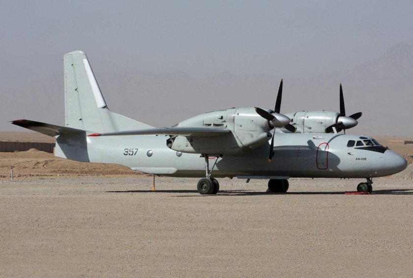 АН-32 военно-транспортный самолёт