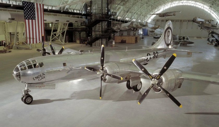 Б-29 бомбардировщик Энола