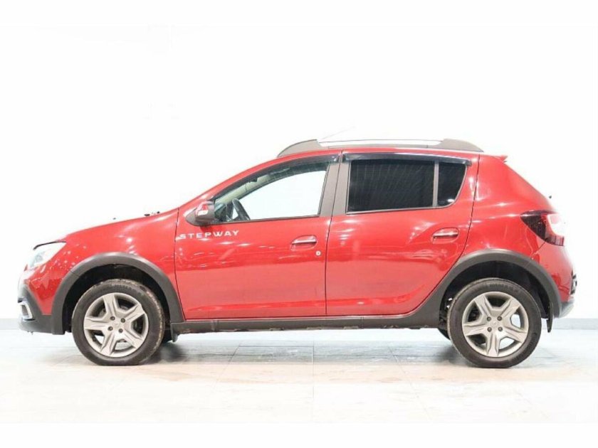 Разбитая Рено Сандеро степвей красная