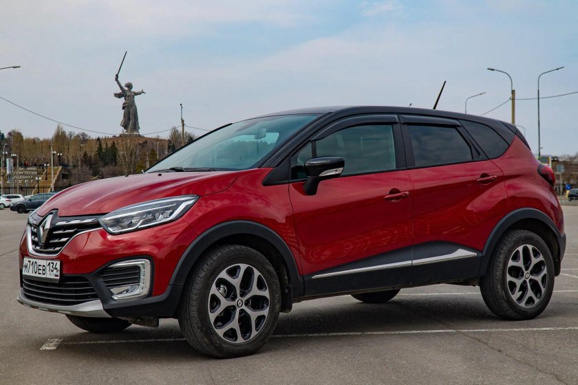 Каптур красный с черной крышей