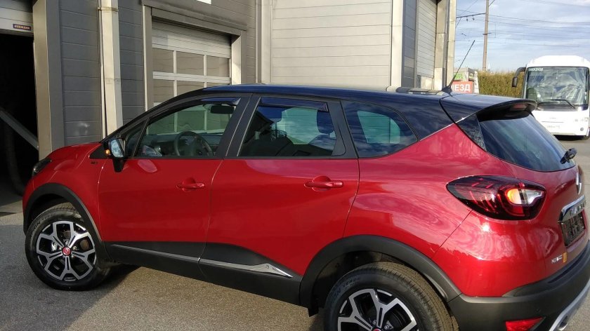 Рено Каптур красный