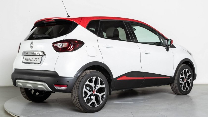 Рено Каптур красный с черной крышей