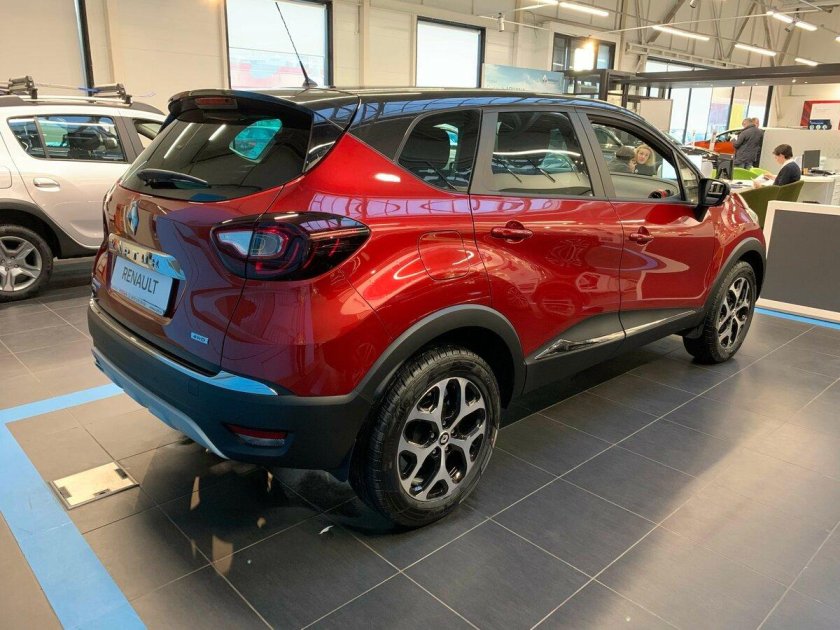 Рено Каптур красный