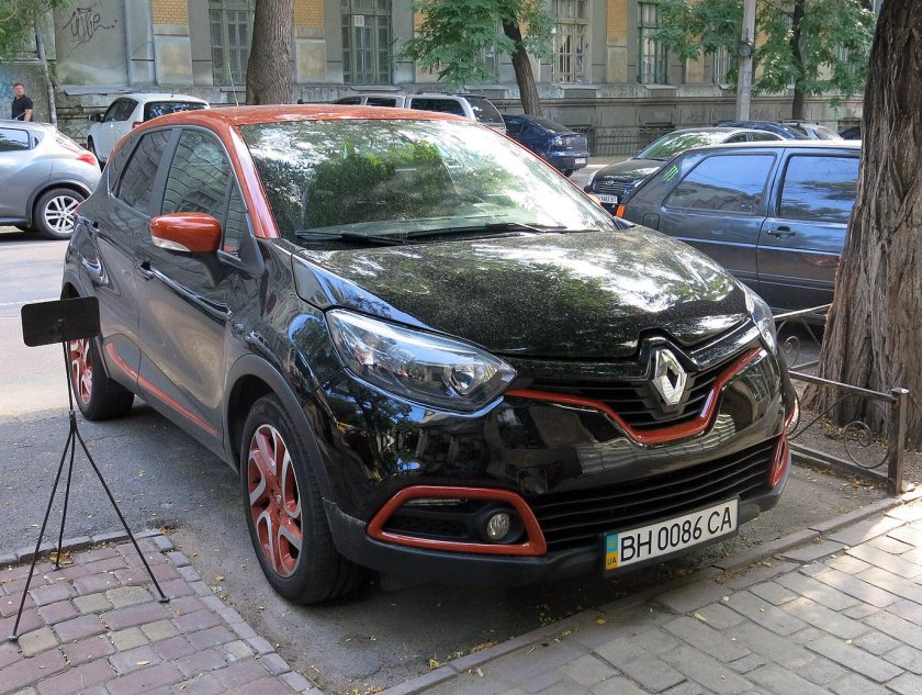 Рено Каптур красный с черной крышей