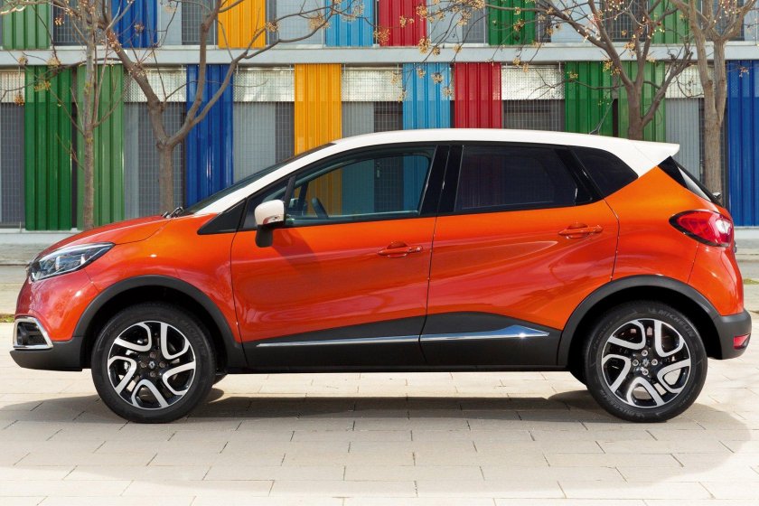 Оранжевый Рено Каптюр с чёрной крышей