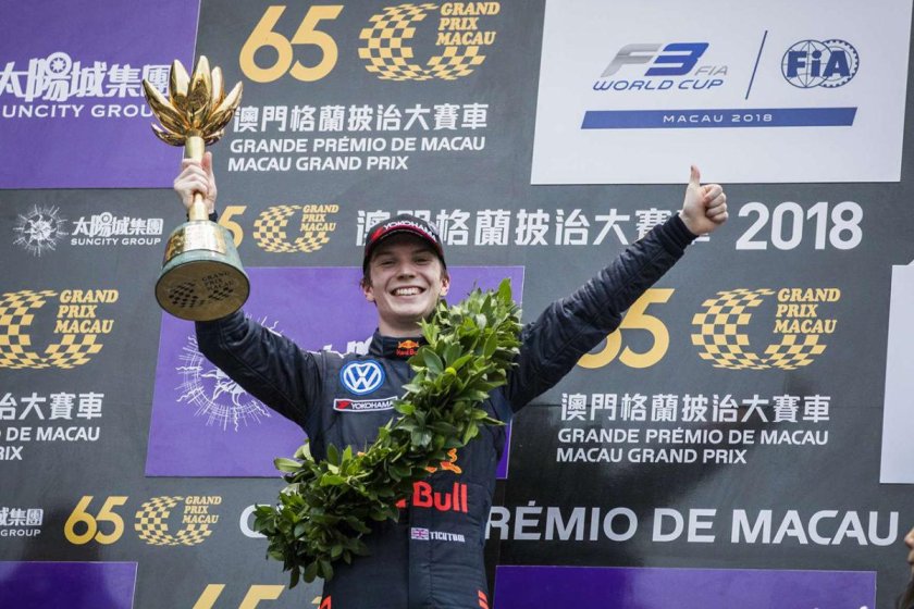 Патрик Макау