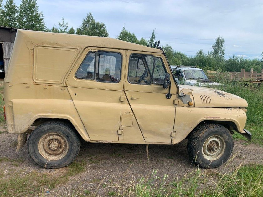 УАЗ-469 внедорожник желтый