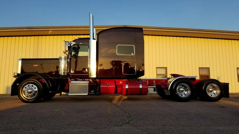 Грузовик Peterbilt 389