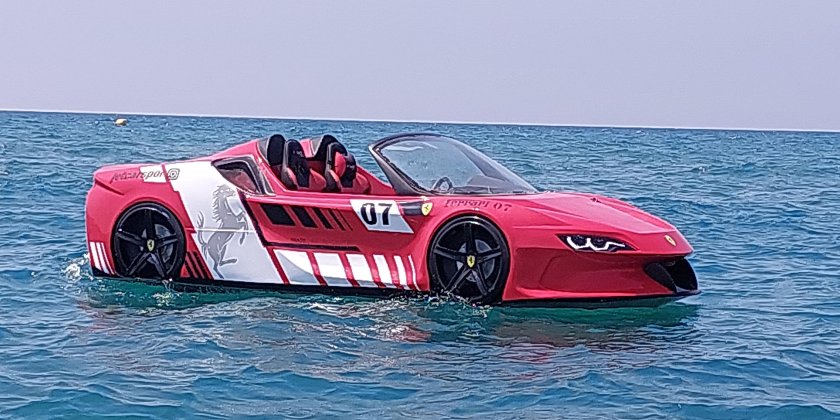 Лодка в виде машины