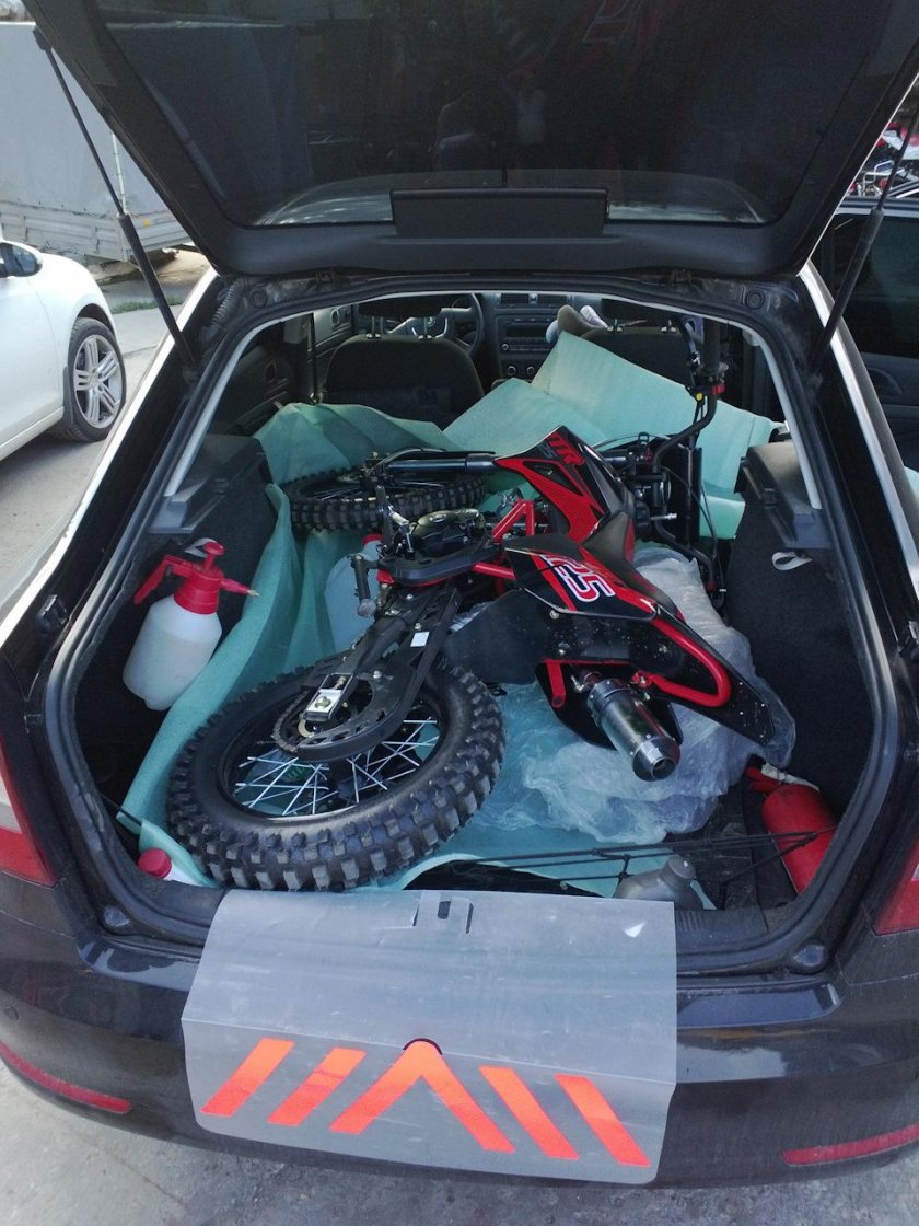 Скутер в багажнике автомобиля