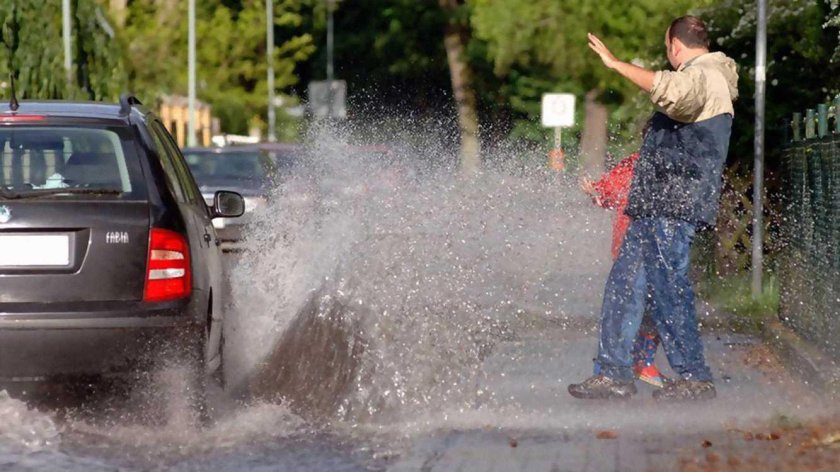 Обрызгал пешехода