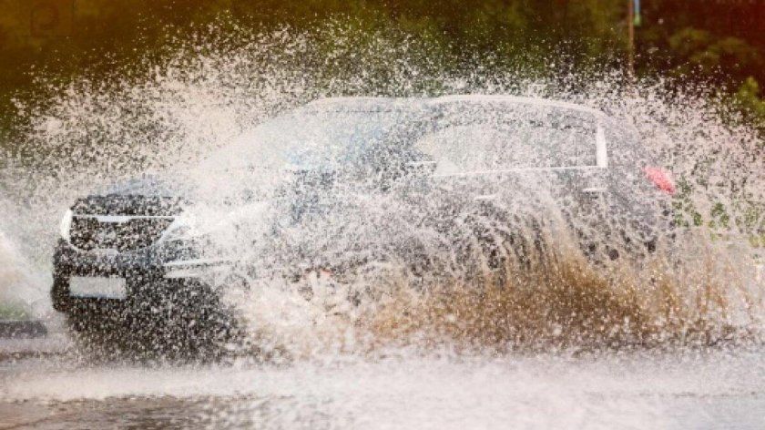 Машина в брызгах воды