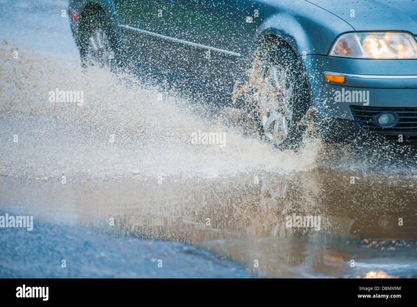 Машина в брызгах воды