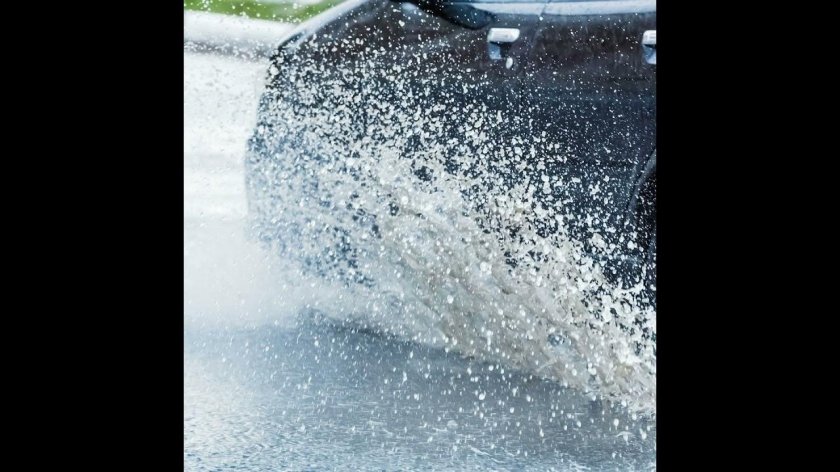 Машина в брызгах воды