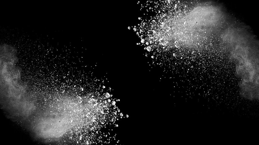 Мука на черном фоне