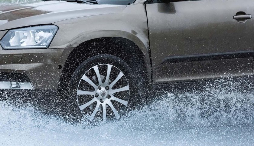 Брызги от колес машины для фотошопа