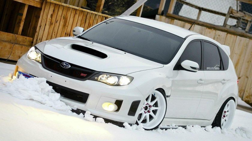 Subaru Impreza WRX белая