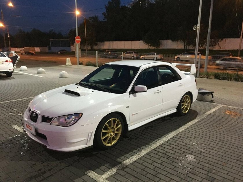 Субару Импреза WRX STI 2007 белая
