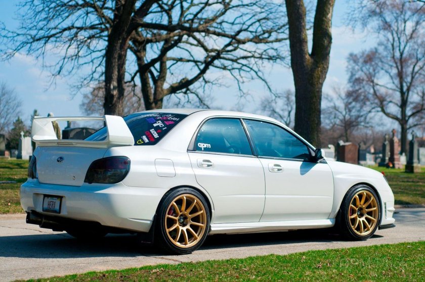 Subaru Impreza WRX STI белая