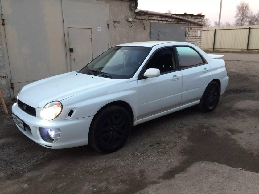 Белая Субару Импреза 2002