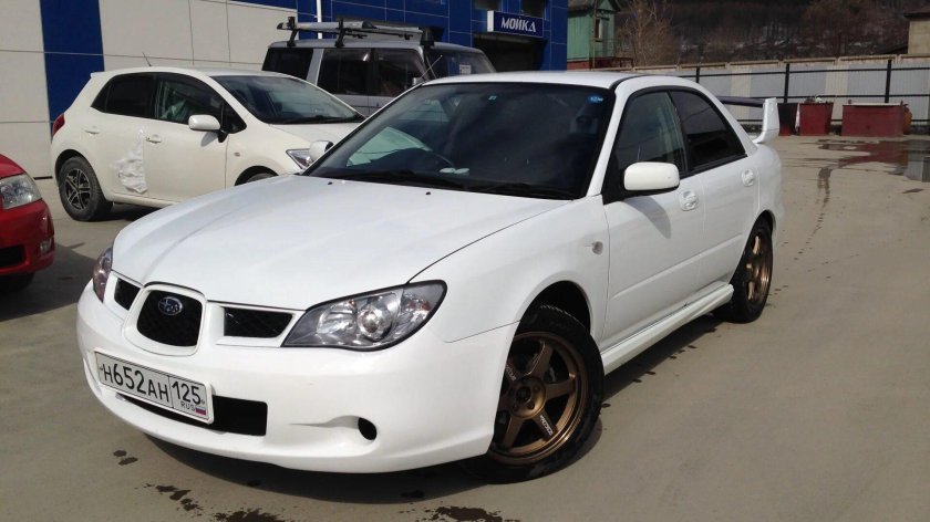 Субару Импреза 2005 года белая
