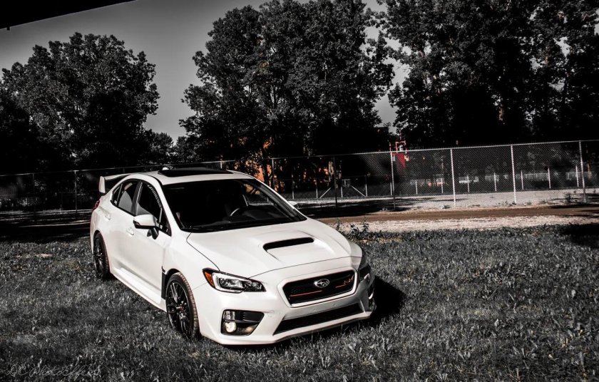 Subaru WRX STI белая