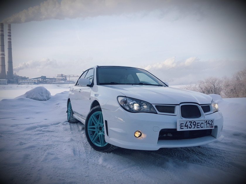 Субару Импреза белая