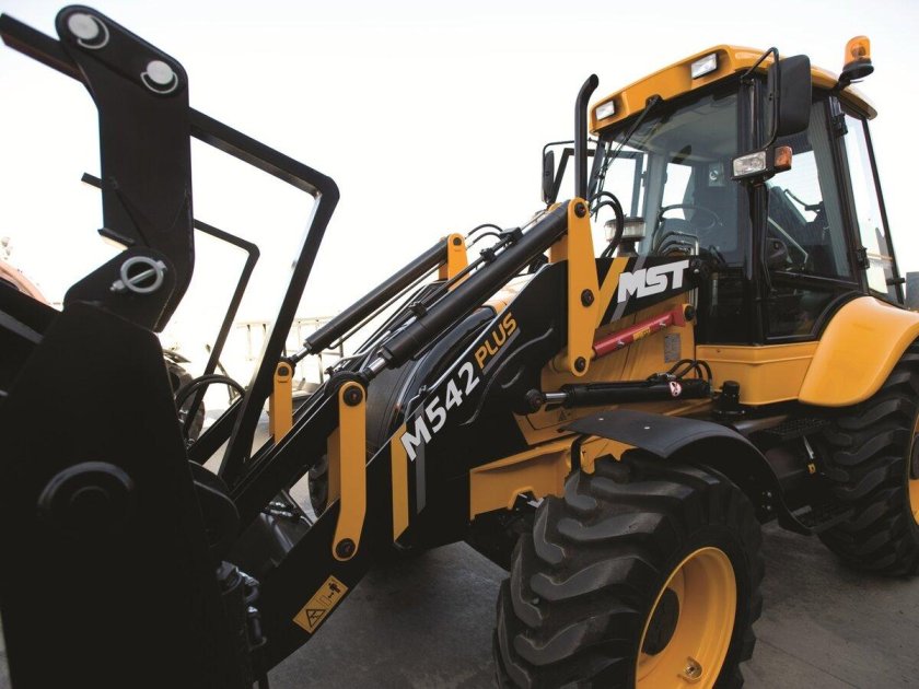 Экскаватор-погрузчик MST m542