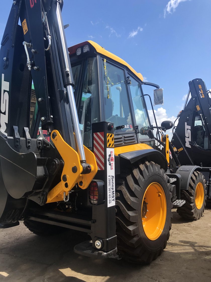 Экскаватор-погрузчик MST m542s