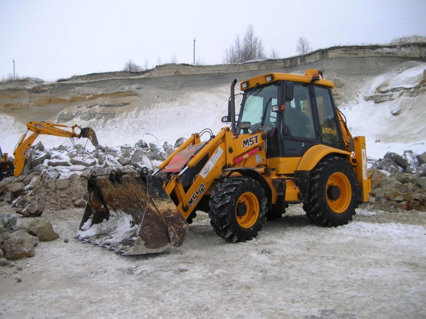 Экскаватор-погрузчик MST м542
