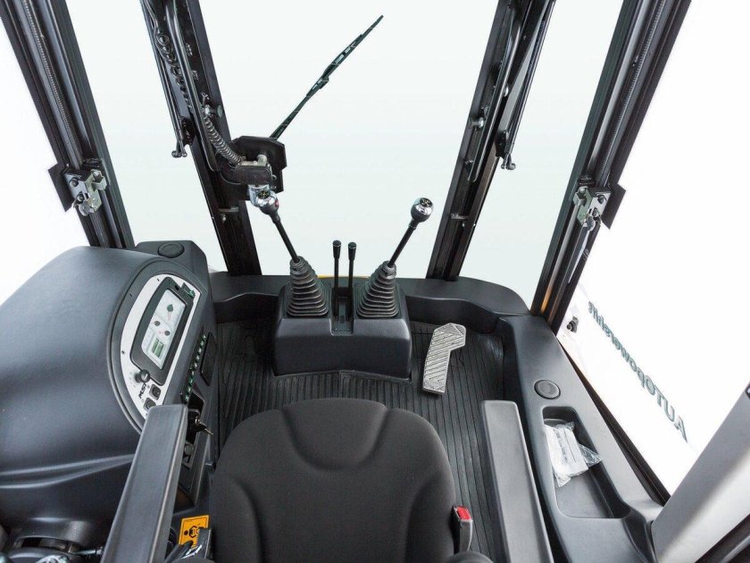 Экскаватор-погрузчик MST m542