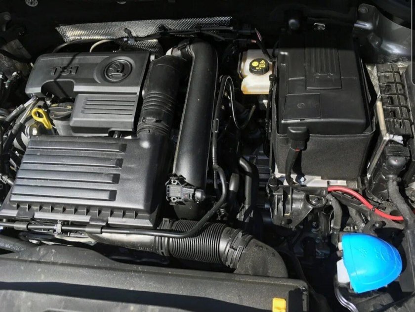 Крышка двигателя Skoda 1/4 TSI