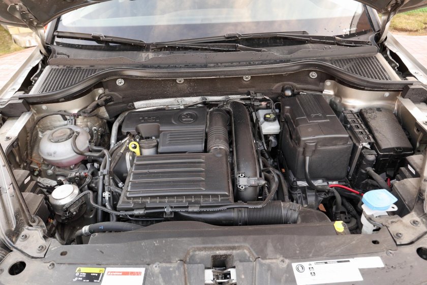 Подкапотное пространство Шкода Рапид 1.6