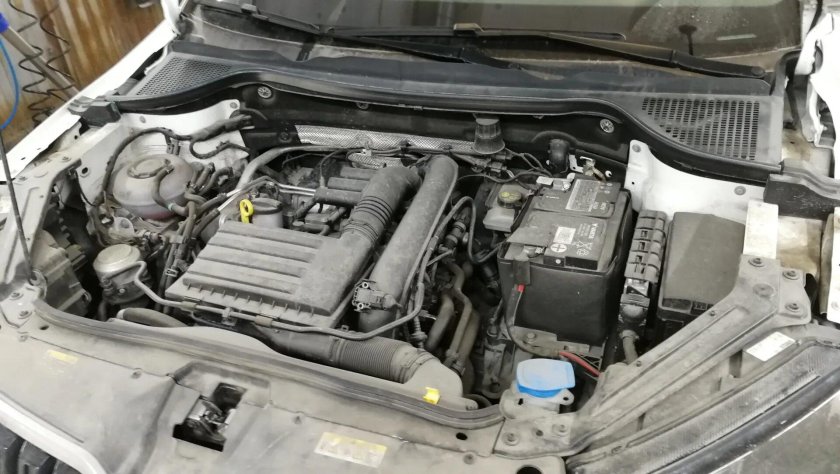 Подкапотное пространство шкода рапид 1.6