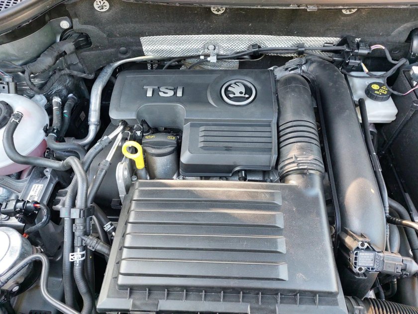 Крышка двигателя Шкода 16v