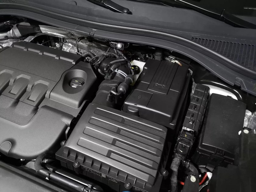 Крышка на аккумулятор Шкода Кодиак