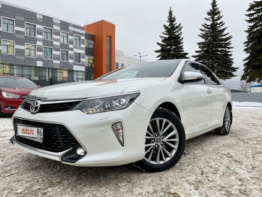 Тойота Камри 2017 белый в передней